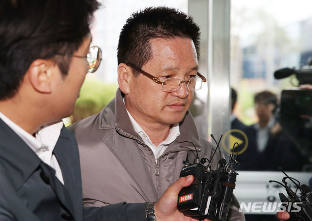 【서울=뉴시스】박미소 수습기자 = 김학의 전 법무부 차관의 '별장 성접대 의혹사건'의 핵심 인물인 건설업자 윤중천씨가 조사를 받기 위해 26일 오후 서울 송파구 서울동부지방검찰청에 출석하고 있다. 2019.04.26.&nbsp; misocamera@newsis.com