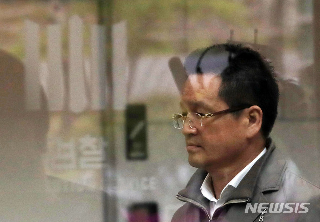 【서울=뉴시스】박미소 수습기자 = 김학의 전 법무부 차관의 '별장 성접대 의혹사건'의 핵심 인물인 건설업자 윤중천씨가 조사를 받기 위해 26일 오후 서울 송파구 서울동부지방검찰청에 출석하고 있다. 2019.04.26. misocamera@newsis.com