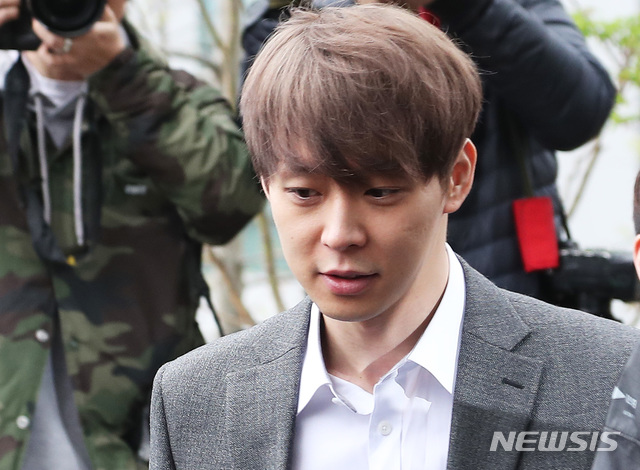 [수원=뉴시스] 배훈식 기자 = 필로폰 투약 혐의를 받고 있는 가수 겸 배우 박유천 씨가 26일 오후 경기 수원시 영통구 수원지방법원에서 영장실질심사를 받기 위해 출석하고 있다. 2019.04.26. photo@newsis.com