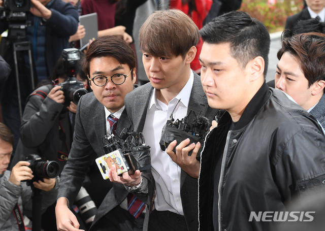 【수원=뉴시스】배훈식 기자 = 필로폰 투약 혐의를 받고 있는 가수 겸 배우 박유천 씨가 26일 오후 경기 수원시 영통구 수원지방법원에서 영장실질심사를 받기 위해 출석하고 있다. 2019.04.26.&nbsp; photo@newsis.com