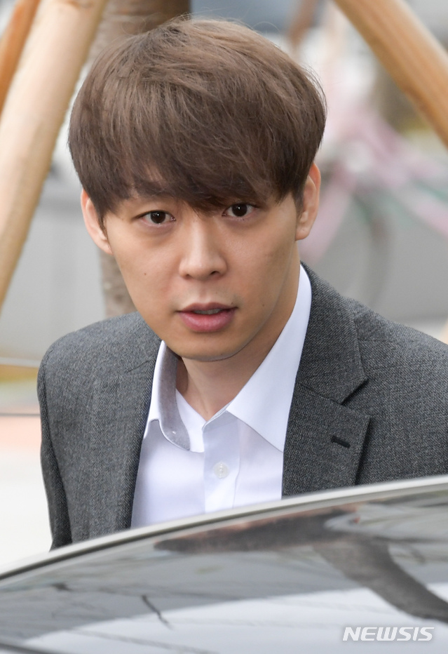 【수원=뉴시스】배훈식 기자 = 필로폰 투약 혐의를 받고 있는 가수 겸 배우 박유천 씨가 26일 오후 경기 수원시 영통구 수원지방법원에서 영장실질심사를 받기 위해 출석하고 있다. 2019.04.26. photo@newsis.com