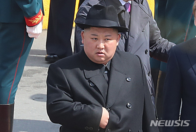 【블라디보스토크(러시아)=뉴시스】이영환 기자 = 김정은 북한 국무위원장이 러시아 방문 일정을 마치고 26일 오후(현지시각) 러시아 블라디보스토크역에서 환송식을 하고 있다. 2019.04.26. 20hwan@newsis.com