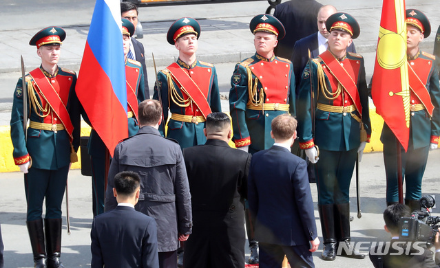 【블라디보스토크(러시아)=뉴시스】이영환 기자 = 김정은 북한 국무위원장이 러시아 방문 일정을 마치고 26일 오후(현지시각) 러시아 블라디보스토크역에서 환송식을 하고 있다. 2019.04.26. 20hwan@newsis.com