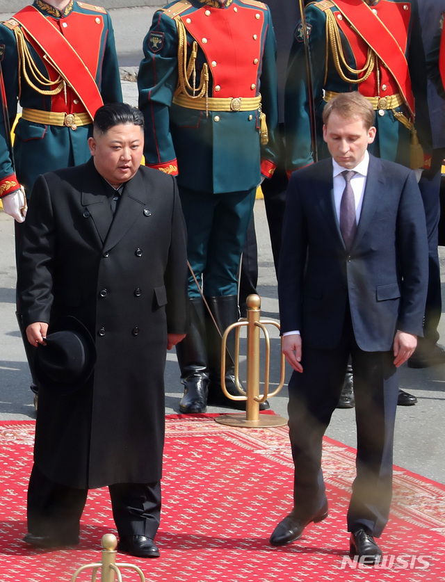 【블라디보스토크(러시아)=뉴시스】이영환 기자 = 김정은 북한 국무위원장이 러시아 방문 일정을 마치고 26일 오후(현지시각) 러시아 블라디보스토크역에서 환송식을 하고 있다. 2019.04.26. 20hwan@newsis.com