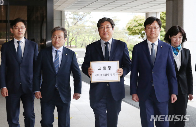 【서울=뉴시스】박미소 수습기자 = 이춘석(오른쪽 세번째) 더불어민주당 의원을 비롯한 관계자들이 '국회 회의장 불법 점거 등 자유한국당 국회법 위반 관련 고발장'을 접수하기 위해 26일 오후 서울 서초구 서울중앙지방검찰청으로 들어서고 있다. 2019.04.26. misocamera@newsis.com