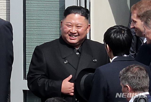 【블라디보스토크(러시아)=뉴시스】이영환 기자 = 김정은 북한 국무위원장이 러시아 방문 일정을 마치고 26일 오후(현지시각) 러시아 블라디보스토크역에서 환송식을 마치고 떠나기 전 미소짓고 있다. 2019.04.26. 20hwan@newsis.com