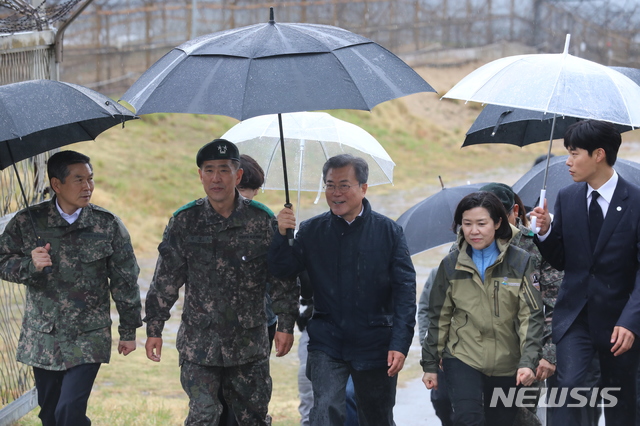 【고성(강원)=뉴시스】박진희 기자 = 문재인 대통령이 26일 강원도 고성군 DMZ 평화의 길 둘레길을 걷고 있다. 2019.04.26. pak7130@newsis.com