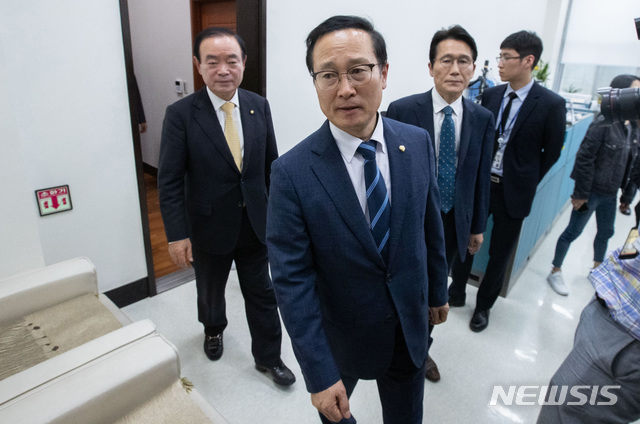 【서울=뉴시스】 박영태 기자 = 여야 3당 원내대표가 26일 오후 서울 여의도 국회 사무총장실을 방문해 유인태 국회 사무총장에게 자유한국당의 의안과 불법 점거 관련 항의를 한 후 사무총장실을 떠나고 있다. 왼쪽부터 장병완 민주평화당, 홍영표 더불어민주당 원내대표, 윤소하 정의당 원내대표. 2019.04.26. since1999@newsis.com