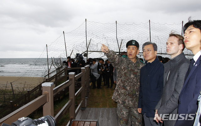 【고성(강원)=뉴시스】박진희 기자 = 문재인 대통령이 26일 강원도 고성군 금강산전망대를 방문해 북측 해금강 전경을 감상하고 있다. 2019.04.26.  pak7130@newsis.com