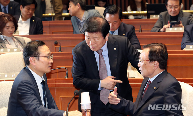 【서울=뉴시스】이종철 기자 = 26일 오후 서울 여의도 국회에서 열린 민주당 의원총회에서 이해찬 대표가 선거법과 공수처법 처리를 위해 홍영표 원내대표, 박병석 의원과 의견을 나누고 있다. 2019.04.26. jc4321@newsis.com