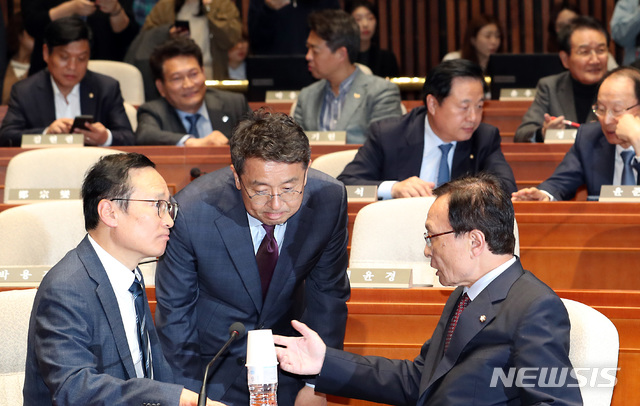 【서울=뉴시스】이종철 기자 = 26일 오후 서울 여의도 국회에서 열린 민주당 의원총회에서 이해찬 대표가 선거법과 공수처법 처리를 위해 홍영표 원내대표, 이철희 원내수석부대표에게 지시를 내리고 있다. 2019.04.26. jc4321@newsis.com