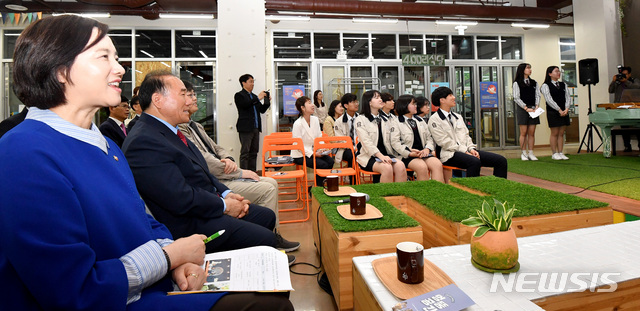 【광주=뉴시스】신대희 기자 = 26일 광주 동구 광주청소년 삶 디자인센터에서 열린 학교 공간 혁신 설명회에 참석한 유은혜 부우총리 겸 교육부장관이 학생들의 발표를 듣고 있다. 2019.04.26. sdhdream@newsis.com