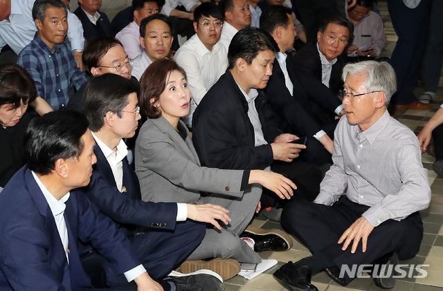 【서울=뉴시스】이종철 기자 = 26일 오후 한국당이 점거한 서울 여의도 국회 의안과 앞에서 나경원 원내대표가 여상규 법사위원장과 의견을 나누고 있다. 2019.04.26. jc4321@newsis.com