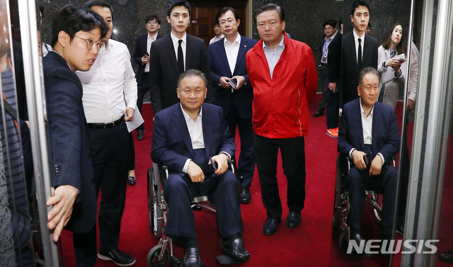 【서울=뉴시스】이종철 기자 = 26일 오후 서울 여의도 국회에서 열린 민주당 이상민 사개특위 위원장이 한국당 의원들의 집중 견제를 받으며 엘리베이터를 기다리고 있다. 2019.04.26.&nbsp; jc4321@newsis.com 