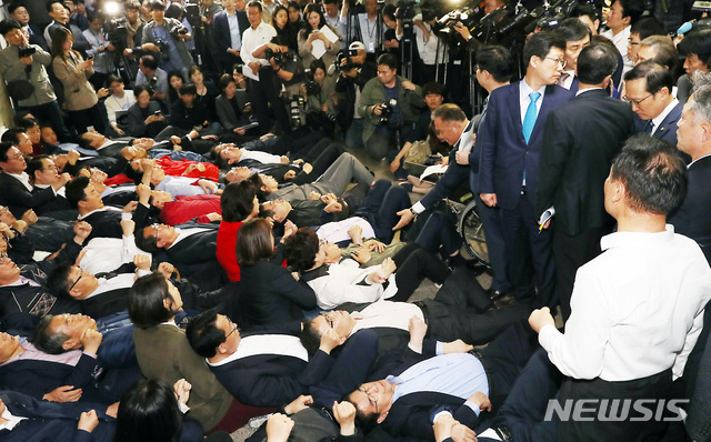 【서울=뉴시스】이종철 기자 = 민주당 이상민 사개특위 위원장과 홍영표 원내대표가 공수처법 등 개혁 법안회의를 위해 26일 서울 여의도 국회 220호 회의실로 들어가려 하자 한국당 나경원 원내대표를 비롯한 의원들이 드러누워 막고 있다. 2019.04.26. jc4321@newsis.com