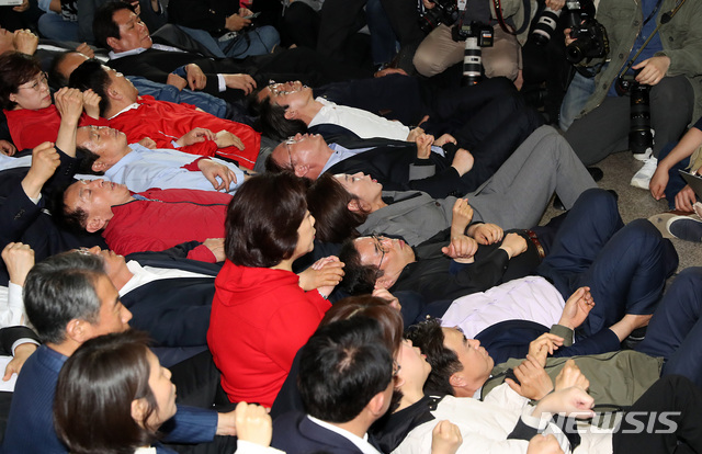 【서울=뉴시스】이종철 기자 = 이상민 사개특위 위원장이 공수처법 등 개혁 법안회의를 위해 26일 서울 여의도 국회 220호 회의실로 들어가려 하자 한국당 나경원 원내대표를 비롯한 의원들이 드러누워 막고 있다. 2019.04.26.&nbsp; jc4321@newsis.com