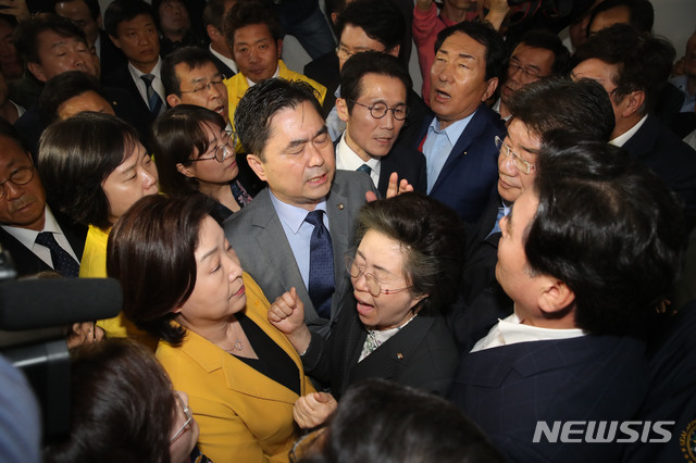 【서울=뉴시스】박영태 기자 = 정개특위 진입 막는 자유한국당 자유한국당 의원들이 26일 국회 정치개혁특별위원회가 열리는 회의장 앞을 점거하며 심상정 위원장 등 정개특위 위원들의 진입을 막고 있다. 2019.04.26.&nbsp; photo@newsis.com