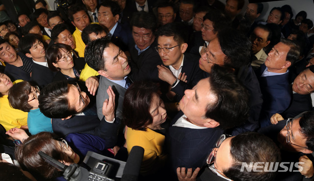 【서울=뉴시스】박영태 기자 = 정개특위 진입 막는 자유한국당 자유한국당 의원들이 26일 국회 정치개혁특별위원회가 열리는 회의장 앞을 점거하며 심상정 위원장 등 정개특위 위원들의 진입을 막고 있다. 2019.04.26. photo@newsis.com