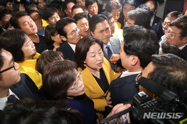 【서울=뉴시스】박영태 기자 = 정개특위 진입 막는 자유한국당 자유한국당 의원들이 26일 국회 정치개혁특별위원회가 열리는 회의장 앞을 점거하며 심상정 위원장 등 정개특위 위원들의 진입을 막고 있다. 2019.04.26.&nbsp; photo@newsis.com