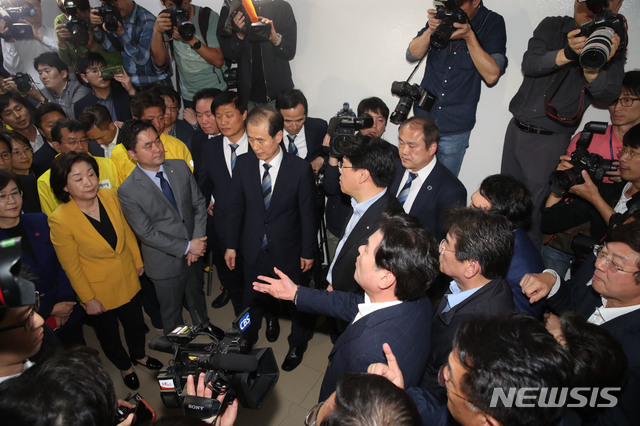 【서울=뉴시스】박영태 기자 = 정개특위 진입 막는 자유한국당 자유한국당 의원들이 26일 국회 정치개혁특별위원회가 열리는 회의장 앞을 점거하며 심상정 위원장 등 정개특위 위원들의 진입을 막고 있다. 2019.04.26.&nbsp; photo@newsis.com