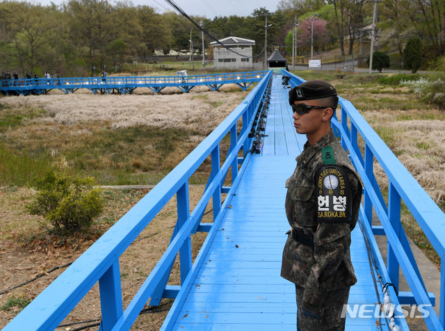 【판문점=뉴시스】사진공동취재단 = 26일 경기도 파주 판문점에서 '4.27 판문점선언 1주년 기념식' 리허설이 열렸다. 1년 전 문재인 대통령과 김정은 국무위원장이 만나 이야기를 나눈 도보다리에서 한국군이 근무하고 있다. 2019.04.26.photo@newsis.com