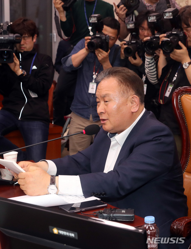 【서울=뉴시스】 박영태 기자 = 선거제 개편안과 사법제도 개혁안의 패스트트랙 지정을 놓고 여야의 극한 대치가 이어지는 가운데 26일 서울 영등포구 여의도 국회 본청 문화체육관광위원회 회의실에서 열린 사법개혁특별위원회 전체회의를 이상민 위원장이 주재하고 있다. 2019.04.26. since1999@newsis.com