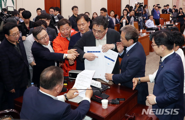 【서울=뉴시스】이종철 기자 = 사개특위 회의가 26일 서울 여의도 국회 법사위 회의실에서 열린 가운데 한국당 의원들이 이상민 위원장에게 거세게 항의하고 있다. 2019.04.26. jc4321@newsis.com