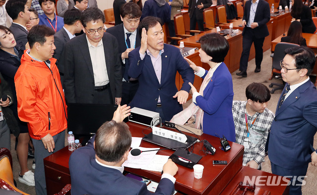 【서울=뉴시스】이종철 기자 = 26일 서울 여의도 국회 법사위 회의실에서 열린 사개특위 회의에서 한국당 의원들이 민주당 의원들과 설전을 벌이고 있다. 2019.04.26.&nbsp; jc4321@newsis.com