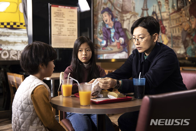 [리뷰]아동학대, 이웃·제도·사회 모두의 잘못···영화 '어린 의뢰인'