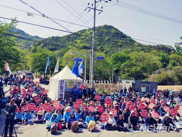 경북 성주군 소성리 주민들이 사드반대를 외치며 평화집회를 하고 있다 (사진=소성리 종합상황실 제공)