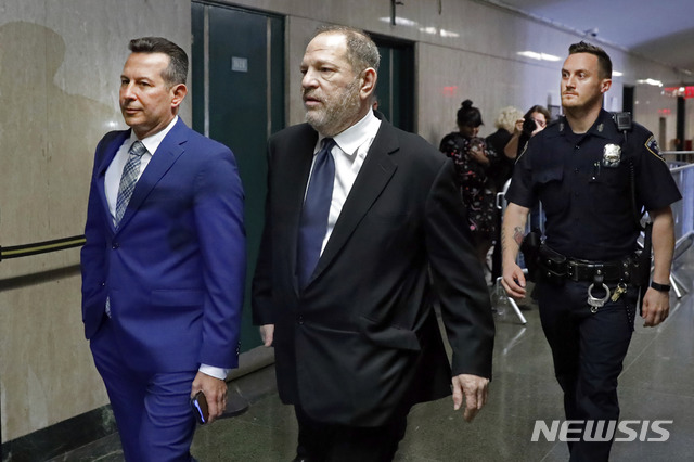 【뉴욕=AP/뉴시스】미투운동을 촉발한 미 할리우드의 거물 하비 와인스틴이 지난달 26일 뉴욕 법원으로 향하고 있다. 월 스트리트 저널(WSJ)은 23일 와인스틴과 그의 성적 비위를 비난했던 여성들, 와인스틴 영화사 이사회, 그리고 뉴욕 검찰이 4400만 달러(약 524억원)에 소송을 끝내고 피해 여성들에 대해 배상하기로 잠정 합의했다고 보도했다. 2019.5.24