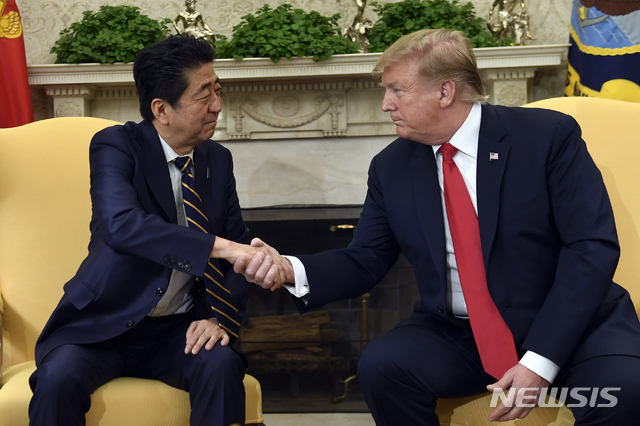  【워싱턴=AP/뉴시스】도널드 트럼프 미국 대통령이 26일(현지시간) 백악관 집무실에서 아베 신조 일본 총리와 악수하고 있다.&nbsp; 트럼프 대통령은 미일 무역 협상에 관해 "아주 잘 진행되고 있다"면서 "북한에 관해서도 이야기할 것"이라고 말했다. 한편 트럼프 대통령은 다음 달 25일부터 28일까지 일본을 국빈 방문한다. 2019.04.27. 