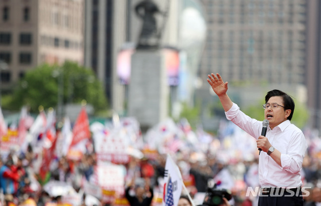 【서울=뉴시스】박미소 수습기자 = 자유한국당 황교안 대표가 27일 오후 서울 종로구 세종문화회관 앞에서 열린 '문재인 STOP!, 국민이 심판합니다! 규탄대회 2탄'에서 연설하고 있다. 2019.04.27.&nbsp; misocamera@newsis.com