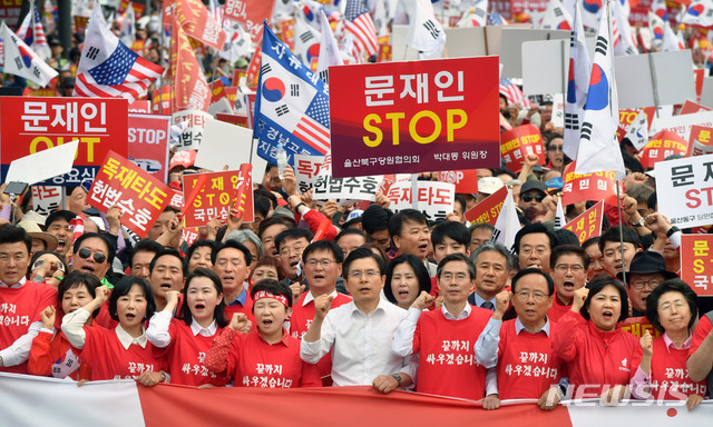 【서울=뉴시스】박미소 수습기자 = 황교안 자유한국당 대표와 의원들이 27일 오후 서울 종로구 세종문화회관에서 '문재인 STOP!, 국민이 심판합니다!' 2차 집회를 마친 뒤 청와대 방향으로 행진하고 있다.2019.04.27.  photo@newsis.com