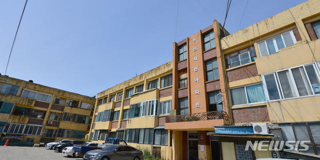 【광주=뉴시스】변재훈 기자 = 27일 바라본 광주 서구 광천동 670-7번지에 위치한 광천시민아파트 전경. 이 아파트는 1970년 준공돼 지역에서 가장 오래된 아파트다. 들불야학과 5·18민주화운동의 근거지였던 아파트를 보존해야 한다는 주장이 최근 제기돼 재개발사업이 마무리하길 원하는 주민들이 반발하고 있다. 2019.04.27. wisdom21@newsis.com