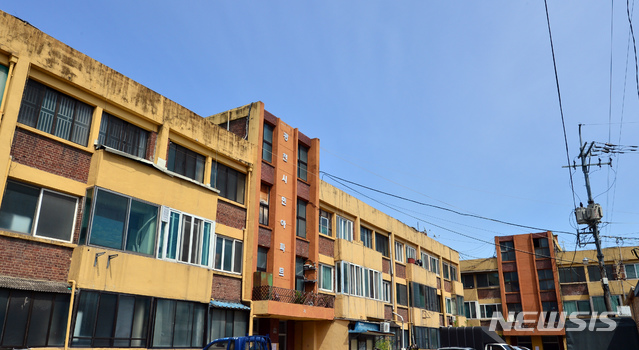 【광주=뉴시스】변재훈 기자 = 27일 바라본 광주 서구 광천동 광천시민아파트 전경. 1980년대 전후로 윤상원 열사 등은 이 아파트 다동 2층 방에서 들불야학을 운영했으며, 5·18민주화운동의 근거지로 활용했다. 최근 아파트를 역사적으로 보존해야 한다는 주장이 최근 제기돼, 재개발이 마무리되길 원하는 주민과 갈등을 빚고 있다. 2019.04.27. wisdom21@newsis.com