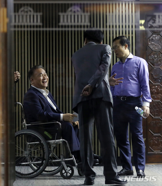 【서울=뉴시스】 박영태 기자 = 이상민 사법개혁특별위원회 위원장과 홍영표 더불어민주당 원내대표가 27일 오후 서울 영등포구 여의도 국회 예결위 회의장 앞에서 이야기를 나누고 있다. 2019.04.27.&nbsp; since1999@newsis.com