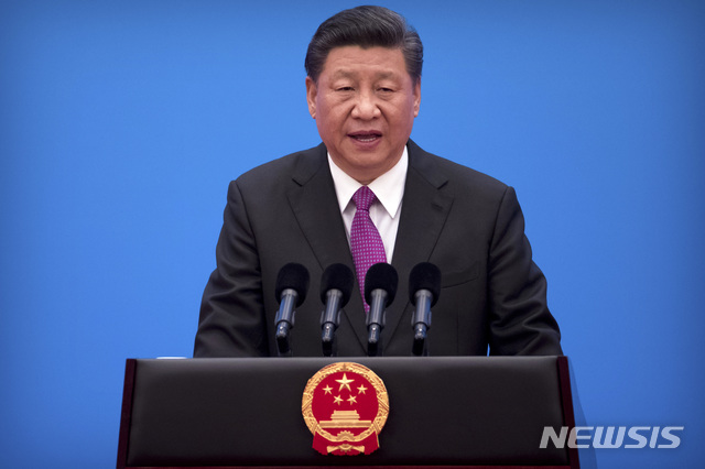 【베이징=AP/뉴시스】 시진핑(習近平) 중국 국가 주석이 27일 제2회 일대일로(一帶一路:육상·해상 실크로드) 국제협력 정상포럼의 폐막 연설을 하고 있다. 그는 이날 "포럼 기간 동안 640여억달러(한화 74조3천여억원) 규모의 프로젝트 협력·협의가 체결됐다"며 성과를 밝히고 더 많은 이들의 지지와 참여를 당부했다. 2019.04.27.