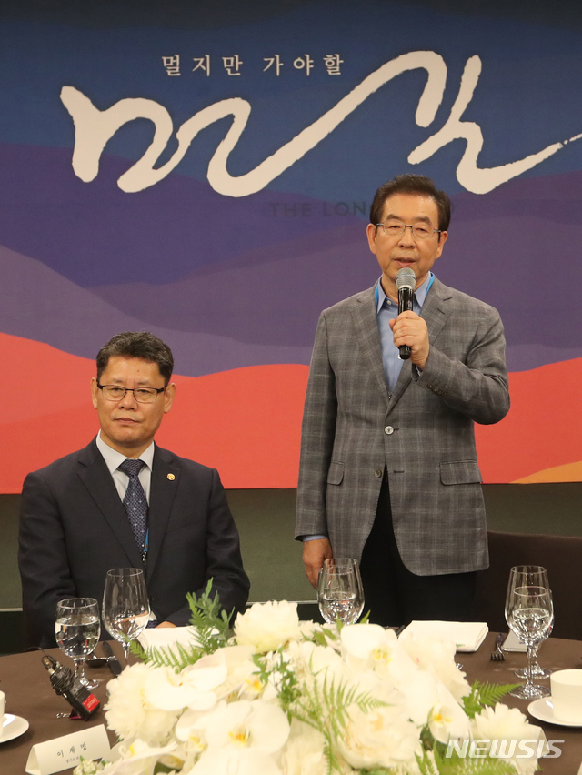 【판문점=뉴시스】사진공동취재단 = '4.27 판문점선언 1주년 기념식'이 열린 27일 오후 파주시 판문점에서 박원순(오른쪽) 시장이 만찬 전 인사말을 하고 있다. 2019.04.27. photo@newsis.com