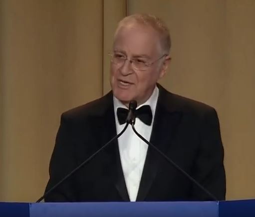 【서울=뉴시스】미국 역사학자 론 처나우가 27일(현지시간) 워싱턴에서 열린 백악관 출입기자단 연례 만찬에서 연설하고 있다.도널드 트럼프 대통령은 올해도 만찬에 참석하지 않았다. 사진은 동영상을 캡처한 것이다. 2019.04.28