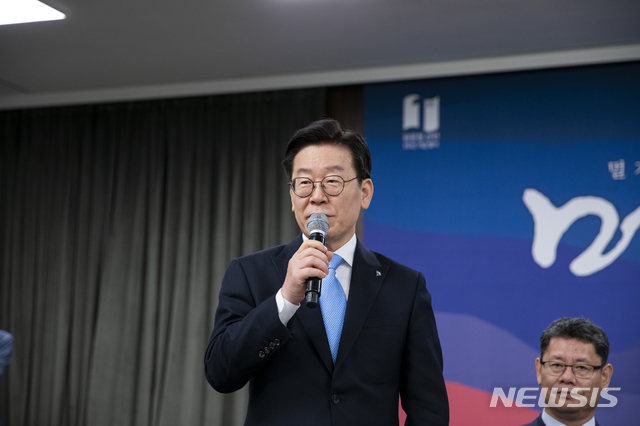 【수원=뉴시스】 박다예 기자 = 이재명 경기도지사가 27일 평화의집에서 열린 4·27 판문점 선언 1주년 기념행사 만찬에서 발언하고 있다. 2019.04.28 (사진 = 경기도 제공)photo@newsis.com