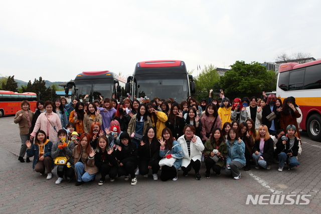 【서울=뉴시스】'2019광주FINA세계수영선수권대회 성공기원 – SBS슈퍼콘서트'를 직관하기 위해 28일 서울에서 광주로 떠나는 외국인 한류 팬들 (사진=한국관광공사 제공) 