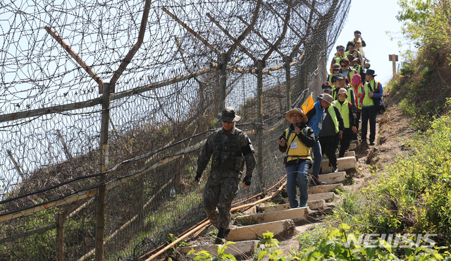 【서울=뉴시스】4·27 판문점 선언 1주년을 맞은 27일 일반인에게 처음 개방된 강원도 고성지역의 ‘DMZ 평화의 길’을 찾은 관광객들이 통일전망대를 출발해 금강통문 방향으로 도보 이동을 하고 있다. 2019.04.28. (사진=국방일보 제공) photo@newsis.com