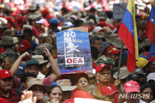 【카라카스( 베네수엘라) = AP/뉴시스】 니콜라스 마두로를 지지하는 베네수엘라 시위대가 27일(현지시간 ) 카라카스에서 미국등 미주기구(OAS)회원국들을 비난하며 이 기구의 탈퇴를 축하하고 있다. 트럼프 정부는 마두로 정부의 호르헤 아레아스 외무장관을 미국 재무부의 경제 재재 대상으로 추가 발표하며 마두로 정부를 압박했다.