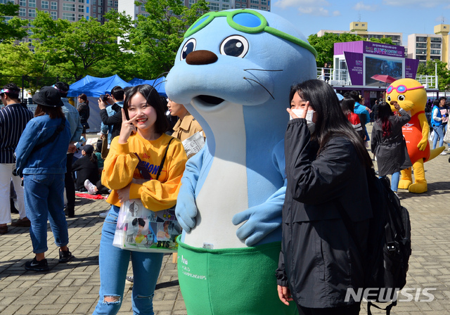 【광주=뉴시스】변재훈 기자 = 28일 오후 광주 서구 월드컵경기장에서 2019광주FINA세계수영선수권대회 성공기원 콘서트가 열리는 가운데 공연에 앞서 관람객들이 대회 마스코트 수리·달이와 기념사진을 촬영하고 있다. 2019.04.28. wisdom21@newsis.com