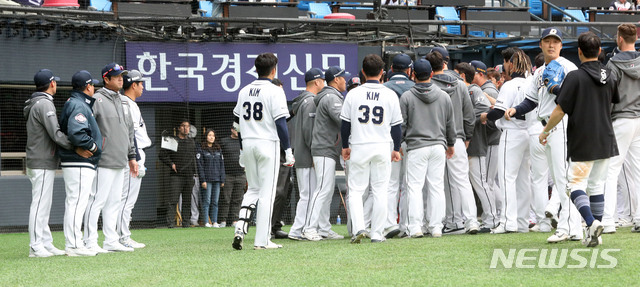 【서울=뉴시스】홍효식 기자 = 28일 서울 송파구 잠실야구장에서 열린 2019 프로야구 리그 두산 베어스와 롯데 자이언트의 경기, 8회말 2사 1,2루 두산 정수빈이 롯데 구승민의 투구에 맞은 가운데 양팀 감독의 감정싸움으로 양팀 선수들이 그라운드에 뛰어나와 신경전을 벌이고 있다. 2019.04.28. yesphoto@newsis.com