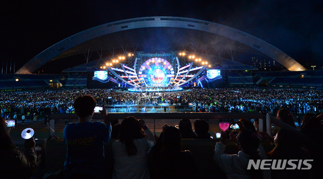 【광주=뉴시스】변재훈 기자 = 2019광주FINA세계수영선수권대회 성공기원 콘서트가 28일 오후 광주 서구 월드컵경기장에서  열리고 있다. 2019.04.28. wisdom21@newsis.com