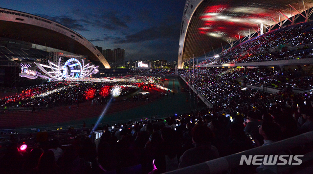 【광주=뉴시스】변재훈 기자 = 2019광주FINA세계수영선수권대회 성공기원 콘서트가 28일 오후 광주 서구 월드컵경기장에서  열리고 있다. 2019.04.28. wisdom21@newsis.com