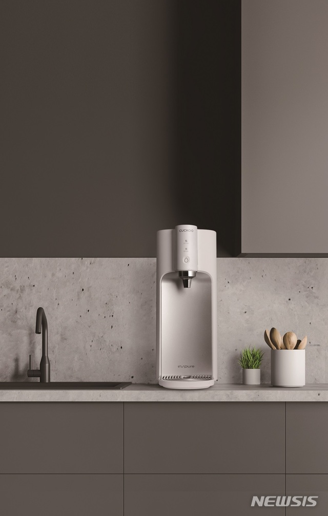 【서울=뉴시스】쿠쿠 인앤아웃 직수정수기 10'S 연출 컷. 2019.04.29 (사진=쿠쿠 제공) photo@newsis.com