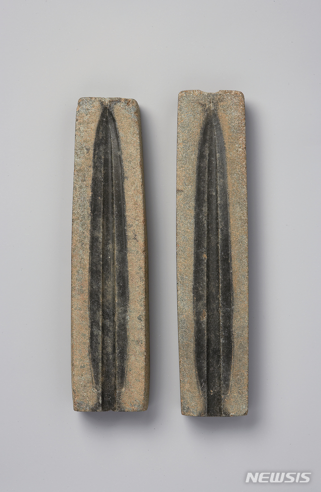 완주 갈동 출토 동검동과 거푸집 일괄(앞면)